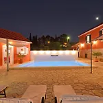 Islander House With Pool تروغير