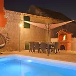 Islander House With Pool Дом отдыха Трогир