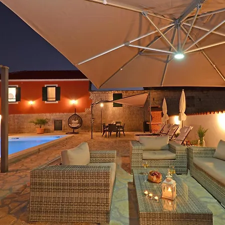 Islander House With Pool * تروغير