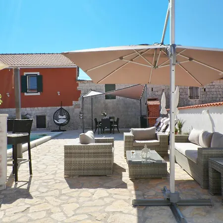 بيت للعطل Islander House With Pool تروغير