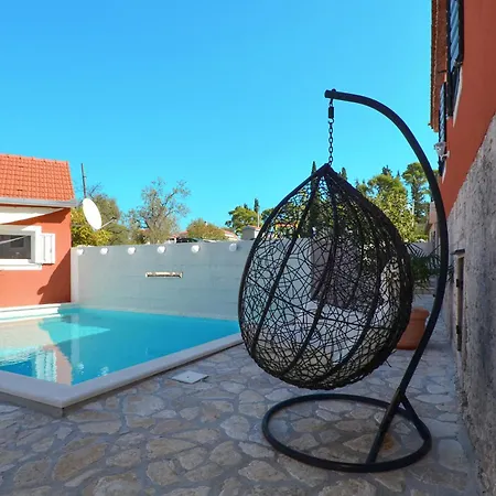 Islander House With Pool * تروغير