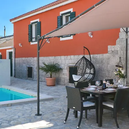 Islander House With Pool تروغير