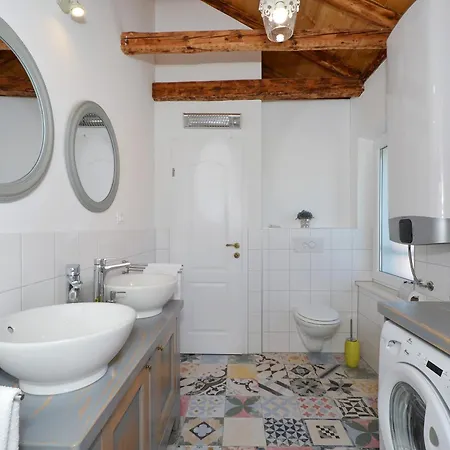 Islander House With Pool