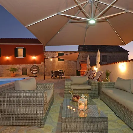 Islander House With Pool
