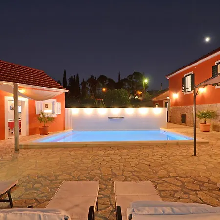 Islander House With Pool تروغير